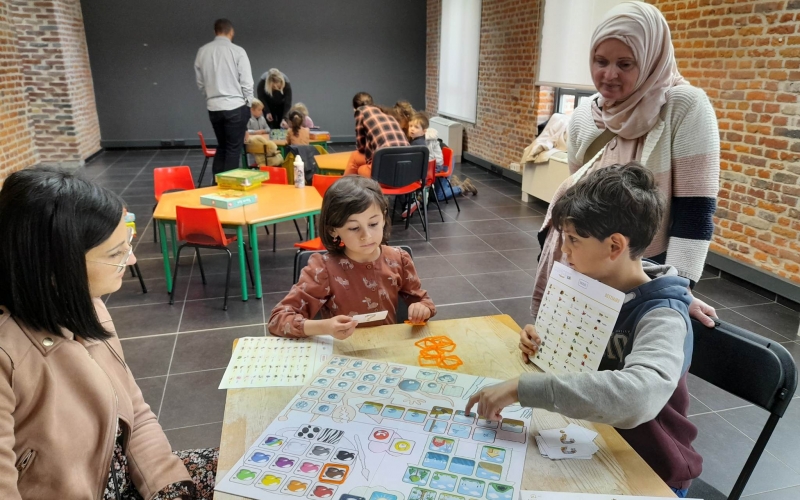 Famille jouant à un jeu de société