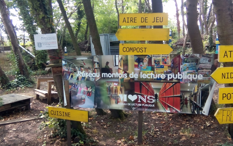 Lire dans les Parcs au Jardin suspendu de Mons