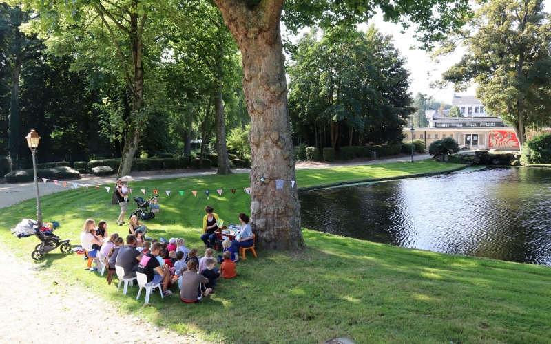 Vue sur le kiosque de Péruwelz où se déroule l'animation Lire dans les Parcs