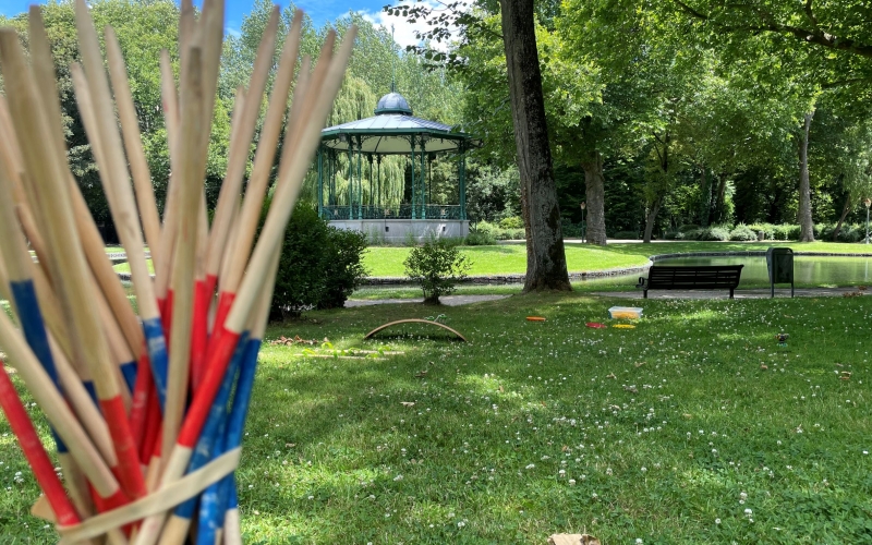 Le kiosque du par Simon, au premier plan, un mikado géant