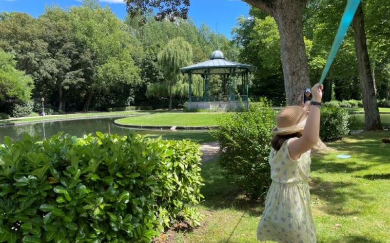 Un enfant parcoure une slackline