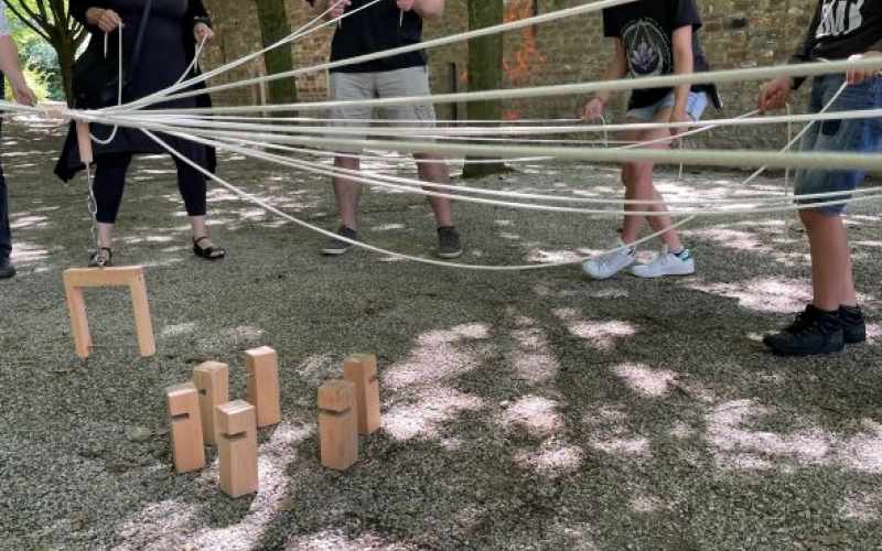 Un groupe de personne joue à la tour de Froebel