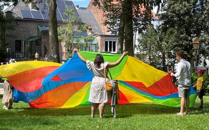 Un groupe joue au parachute