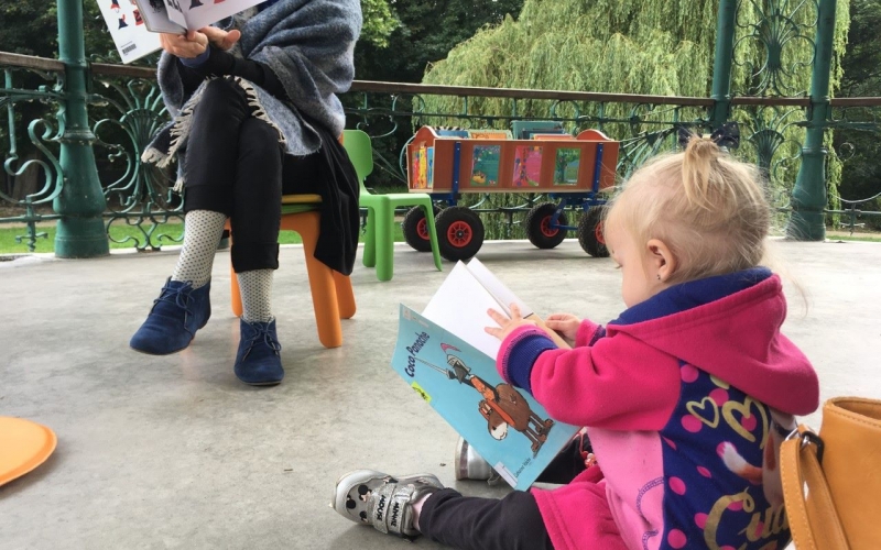 Une lecture sous le kiosque