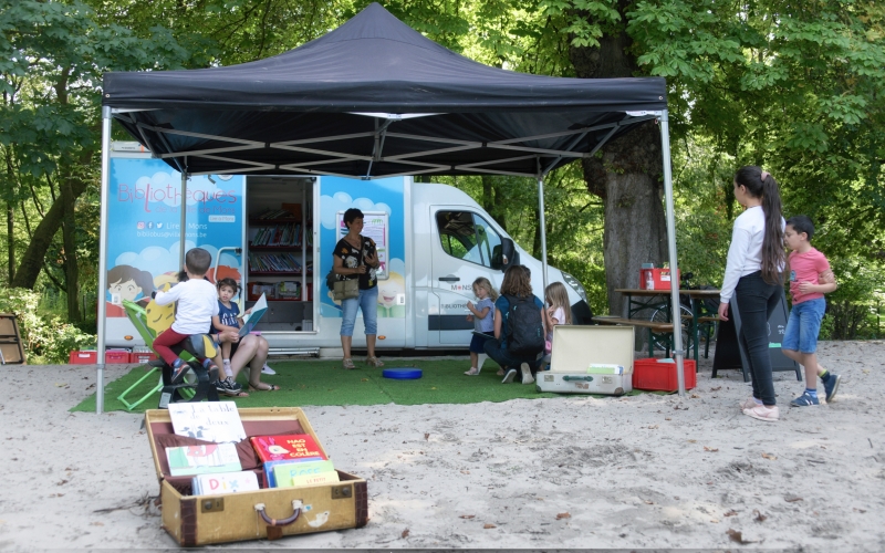 Bibliobus sur la plaine de jeu du Waux-Hall