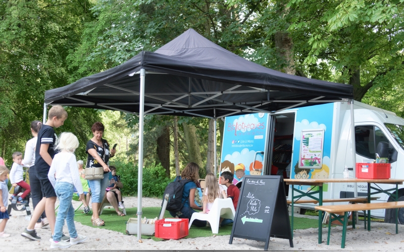 Bibliobus sur la plain e de jeu du Waux-Hall de Mons