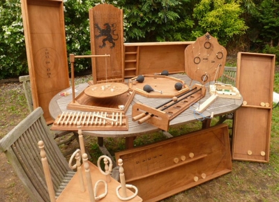 plusieurs grands jeux en bois