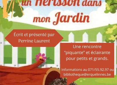 hérisson qui sort d'un tronc d'arbre