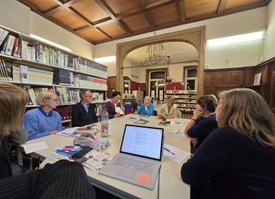 groupe de personnes se réunissant pour discuter de leurs lectures