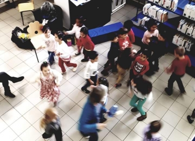 Enfants dansant au milieu d'une bibliothèque.