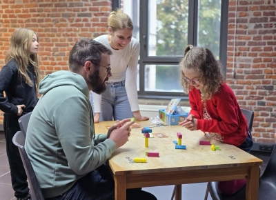 un père et sa fille joue à un jeu de société