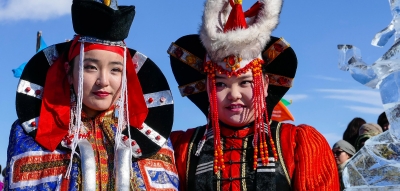 peuple mongole en tenue traditionnelle