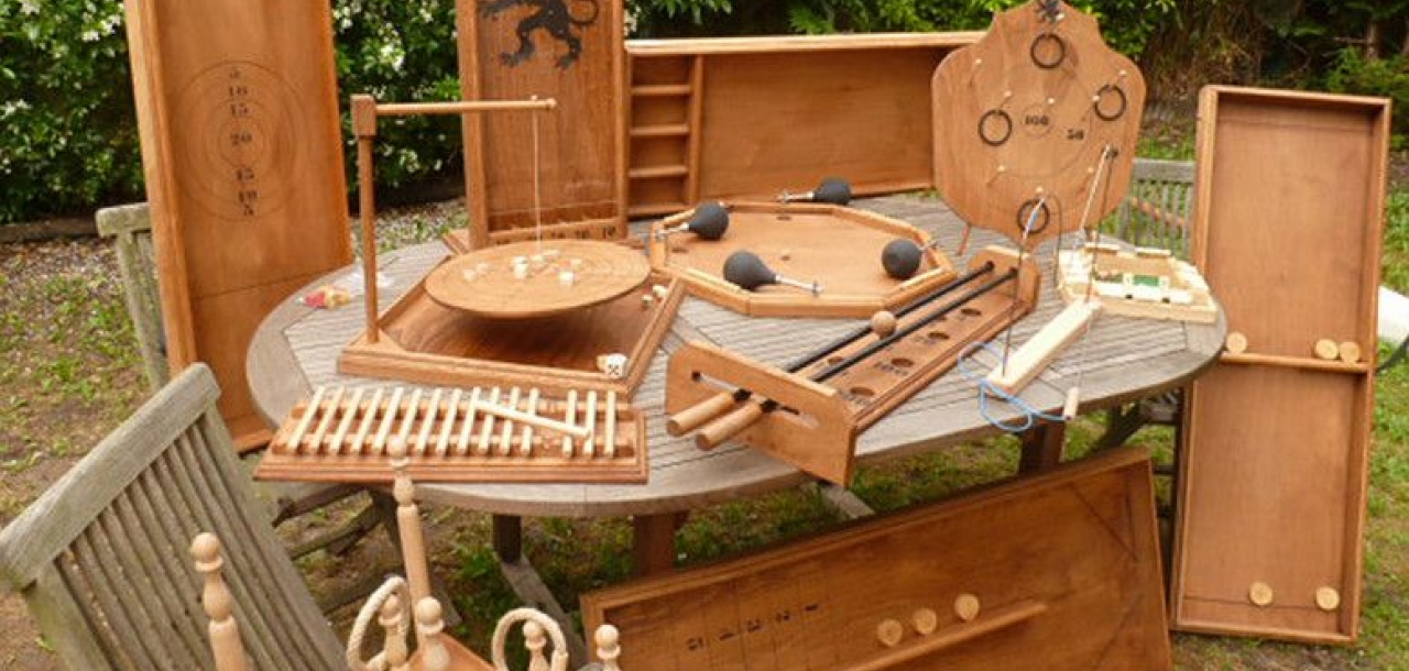 plusieurs grands jeux en bois