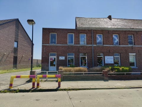 Façade de la bibliothèque de Vezon