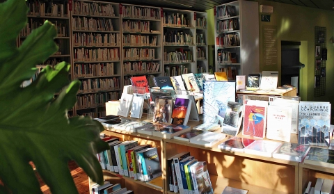 Photos de la partie librairie avec bibliothèques de livres