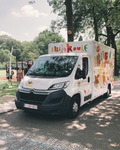 Camionnette blanche avec flocage