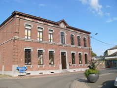 Bâtiment en brique avec treize fenêtres et une porte