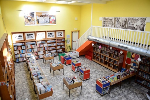 rayonnages, chaises et tables à l'intérieur de la bibliothèque de Haine-Saint-Pierre