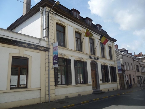 Photographie de la facade de la bibliothèque de Leuze-en-Hainaut
