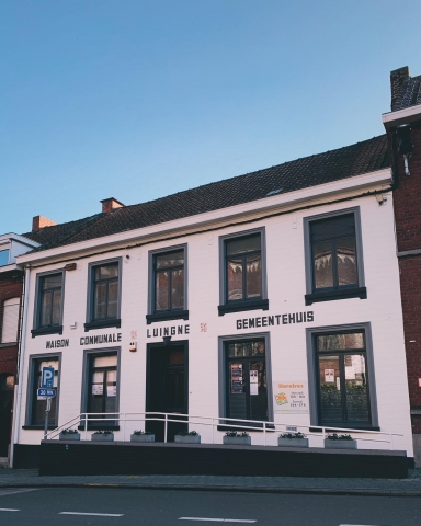 Bâtiment blanc avec 9 fenêtres et 1 porte