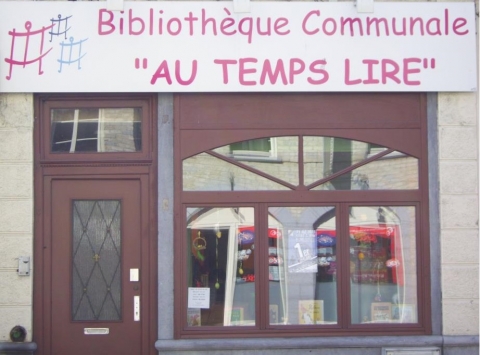 Photographie de la facade de la bibliothèque de Quiévrain