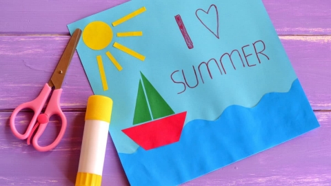 matériel de bricolage et collage d'enfant spécial vacances d'été
