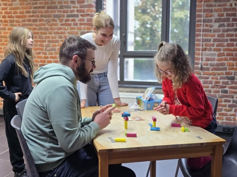 un père et sa fille joue à un jeu de société