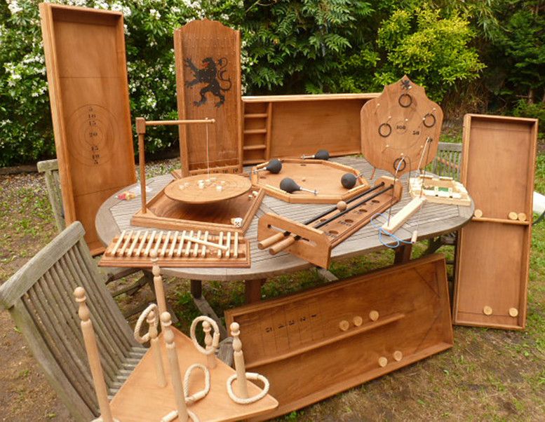 plusieurs grands jeux en bois