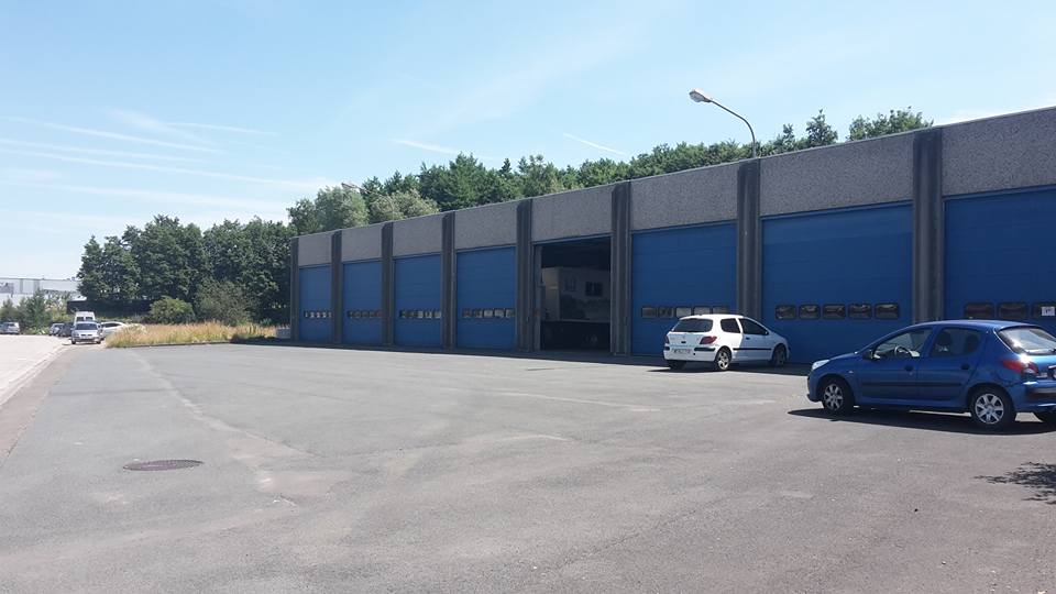 La photographie montre les sortie de garage du dépôt du Bibliobus