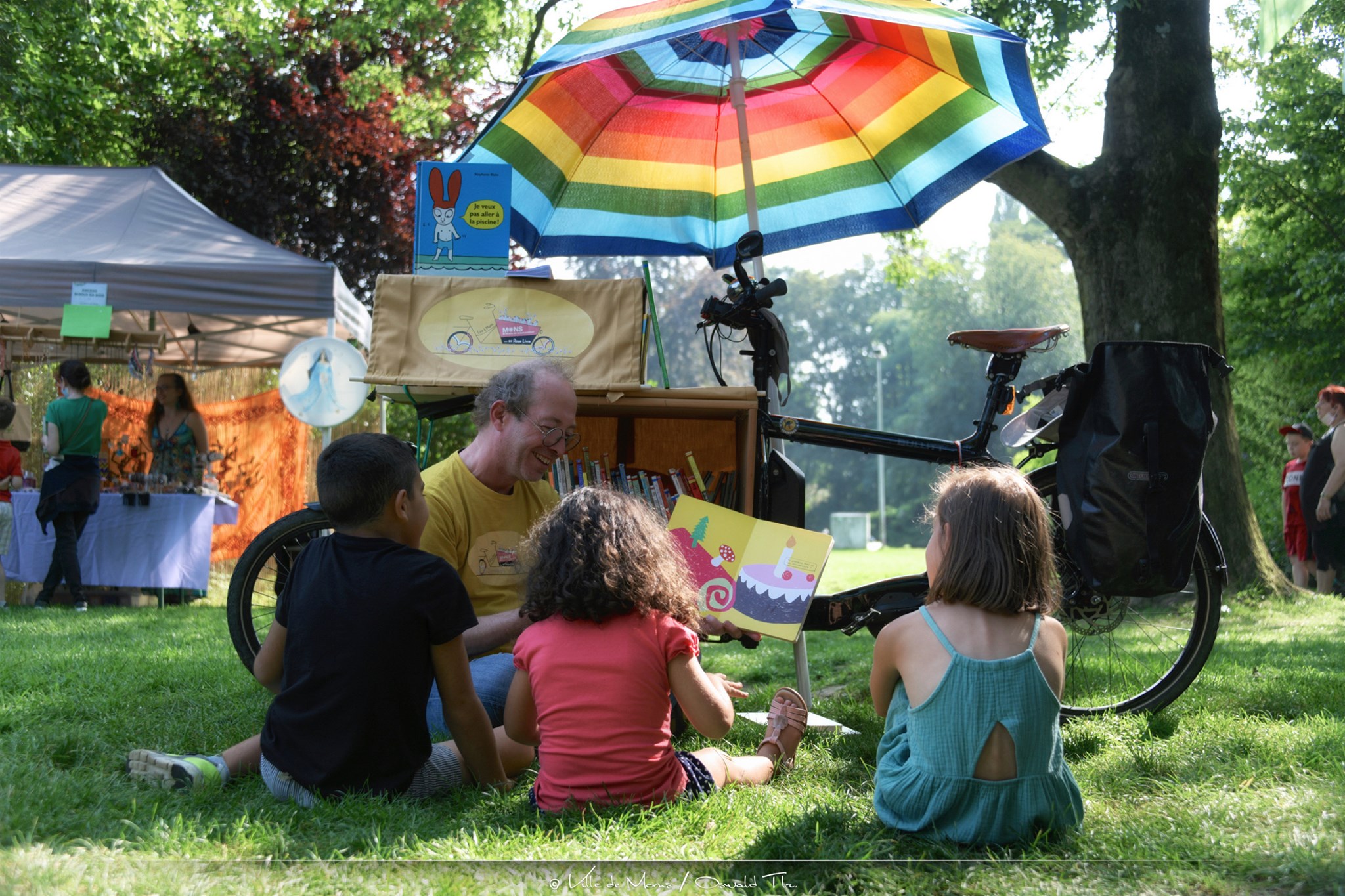 En roue livre dans un parc