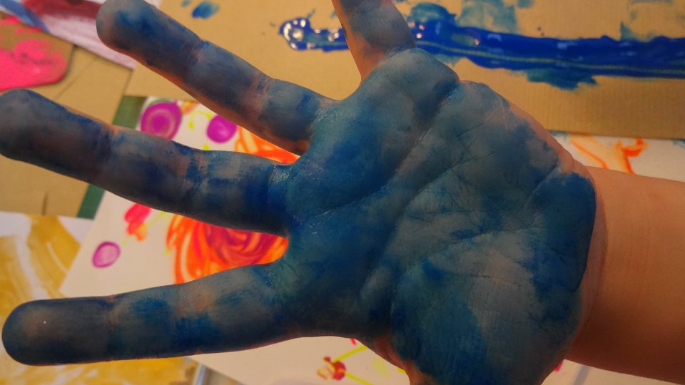 Une main d'enfant pleine de couleur