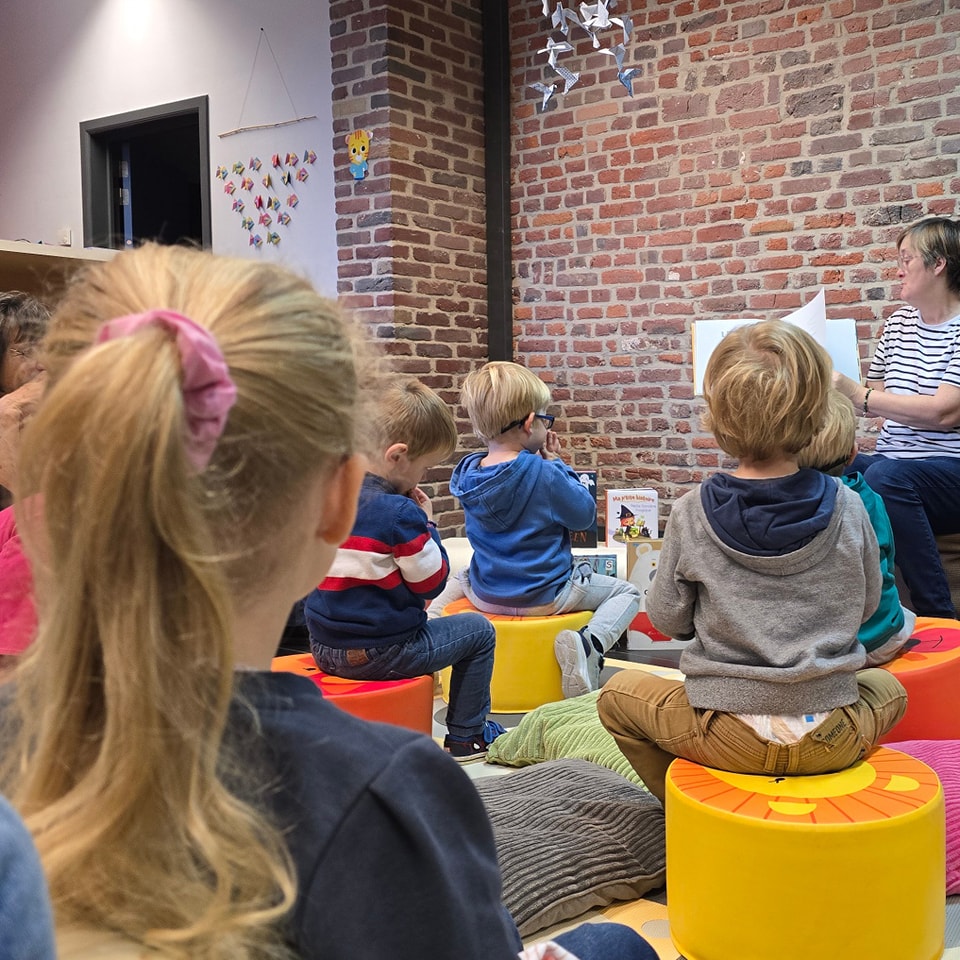 Groupe d'enfants en bas âge écoutant une histoire