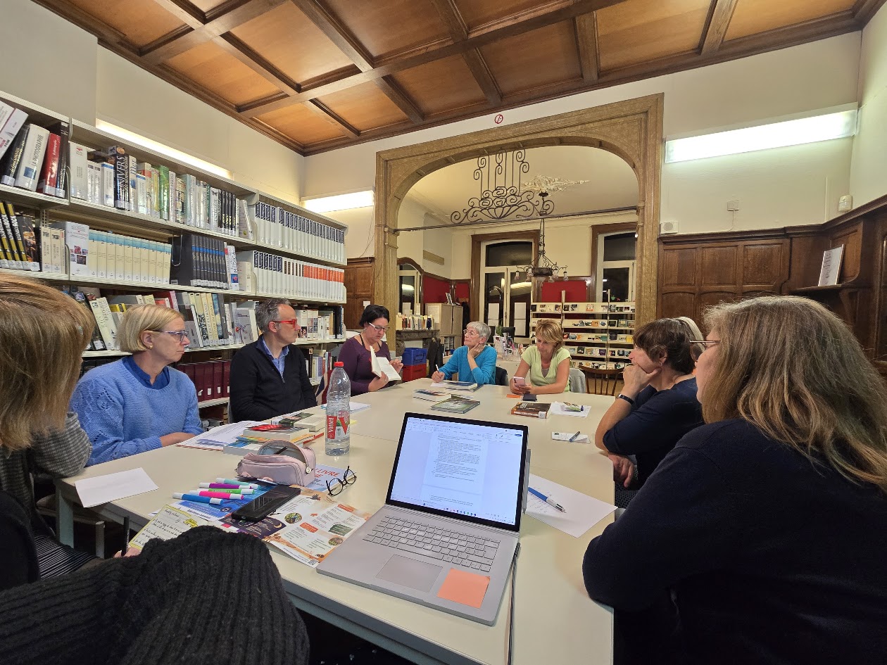 groupe de personnes se réunissant pour discuter de leurs lectures