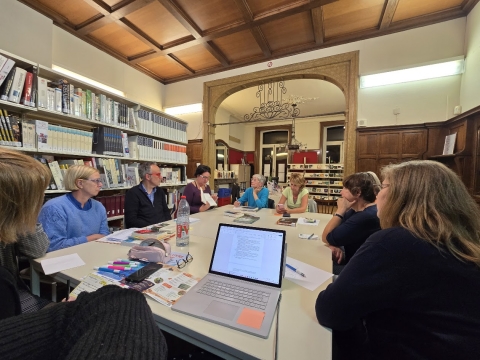 Groupe de personne autour d'une table discutant de leurs lectures