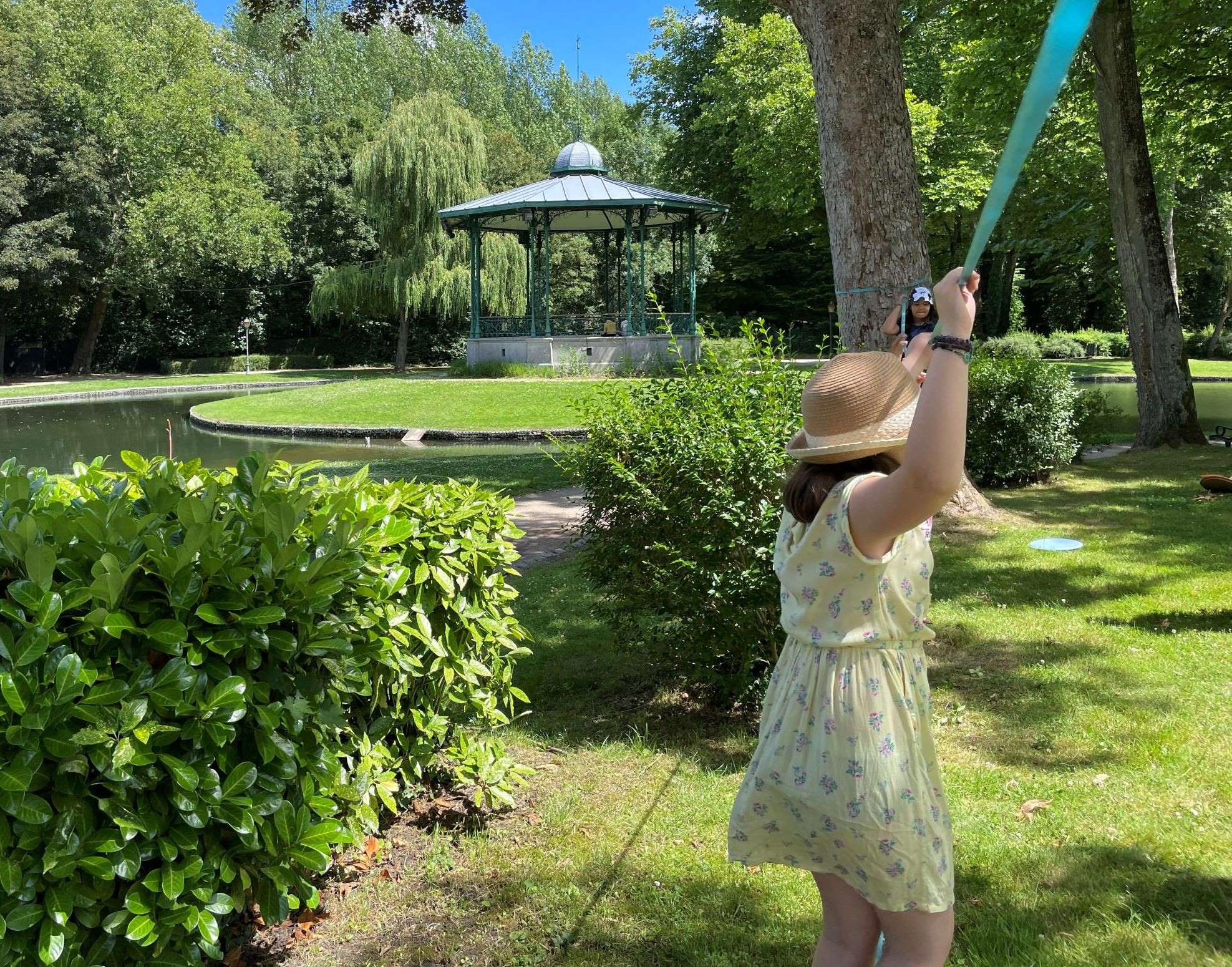 Une jeune fille teste son équilibre sur une slackline installée dans le parc Simon de Péruwelz