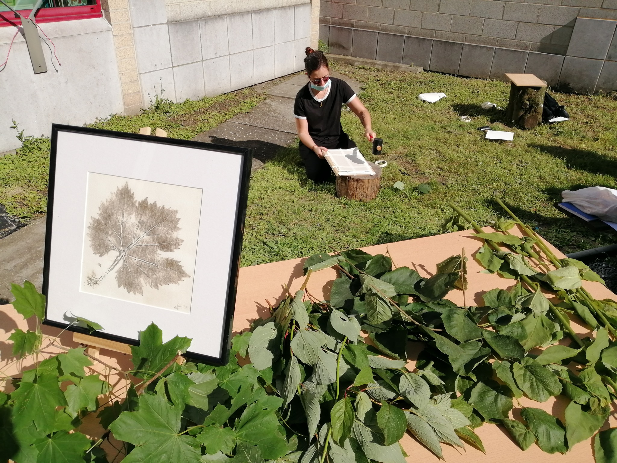 Photo représentant des feuilles, une impression après martelage et une participante en pleine opération de martelage